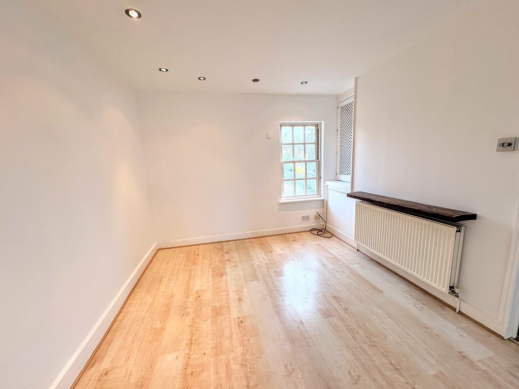 Property photo 3 of 8 Photo 7