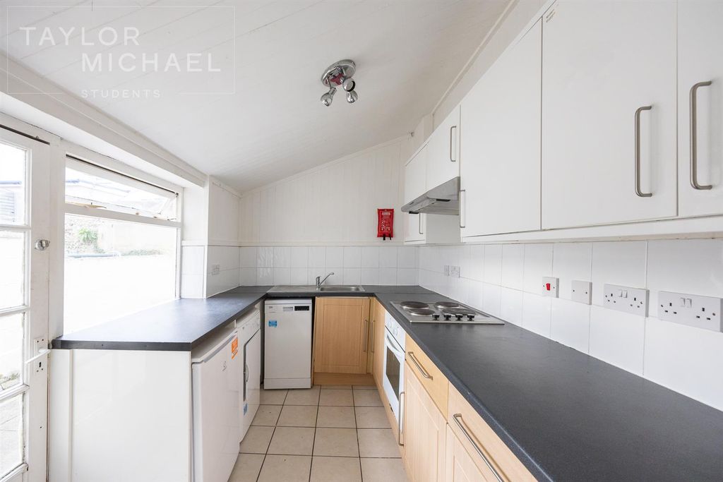 Property photo 2 of 17 Kitchen