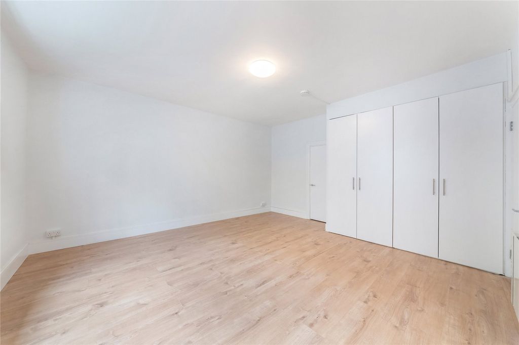 Property photo 3 of 9 Studio Room