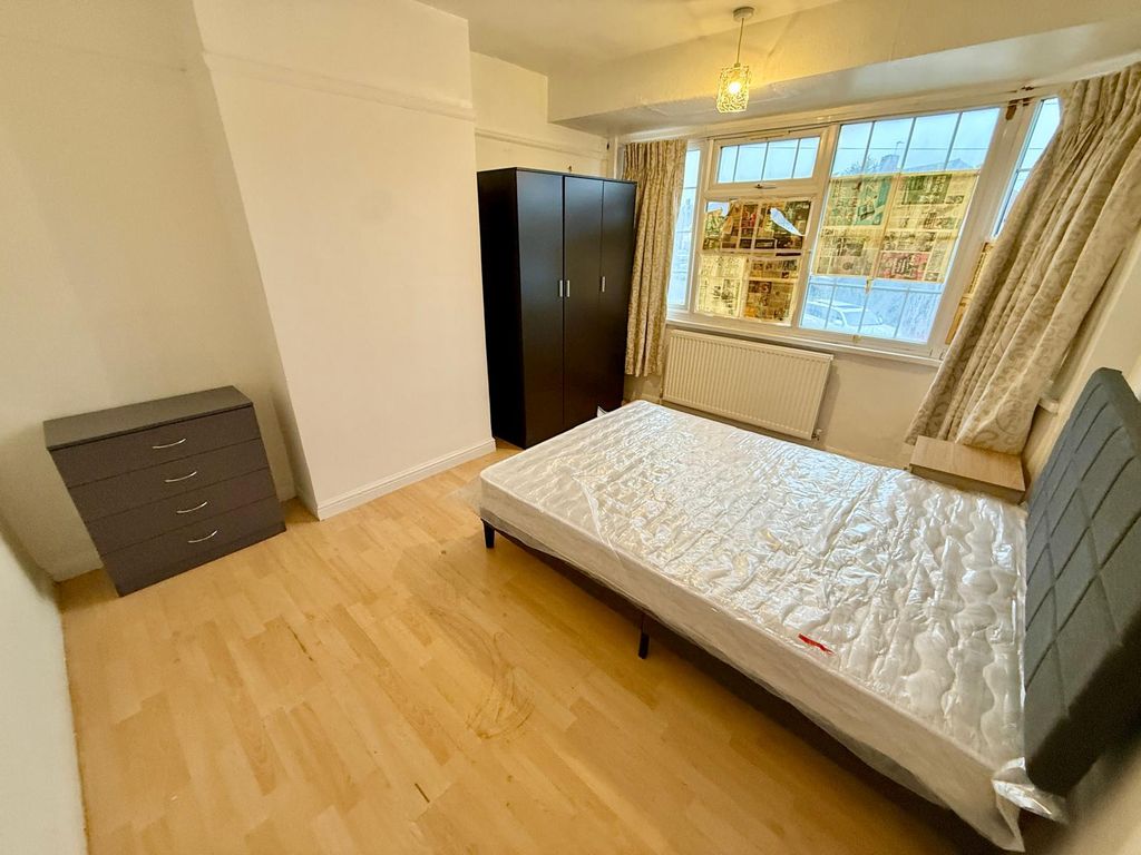 Property photo 1 of 9 Recently Refurbished 4-Bedroom House Near Chadwell Heath