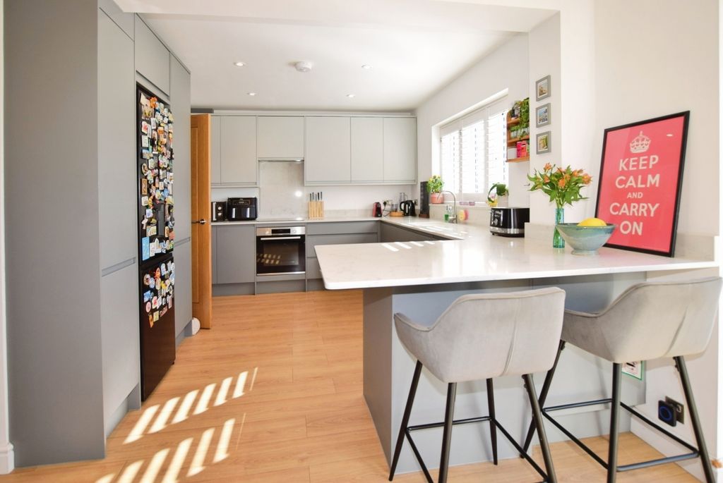 Property photo 3 of 12 Kitchen