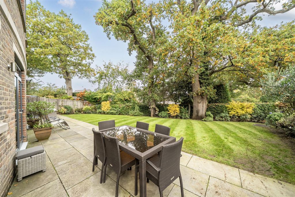 Property photo 3 of 24 Garden: