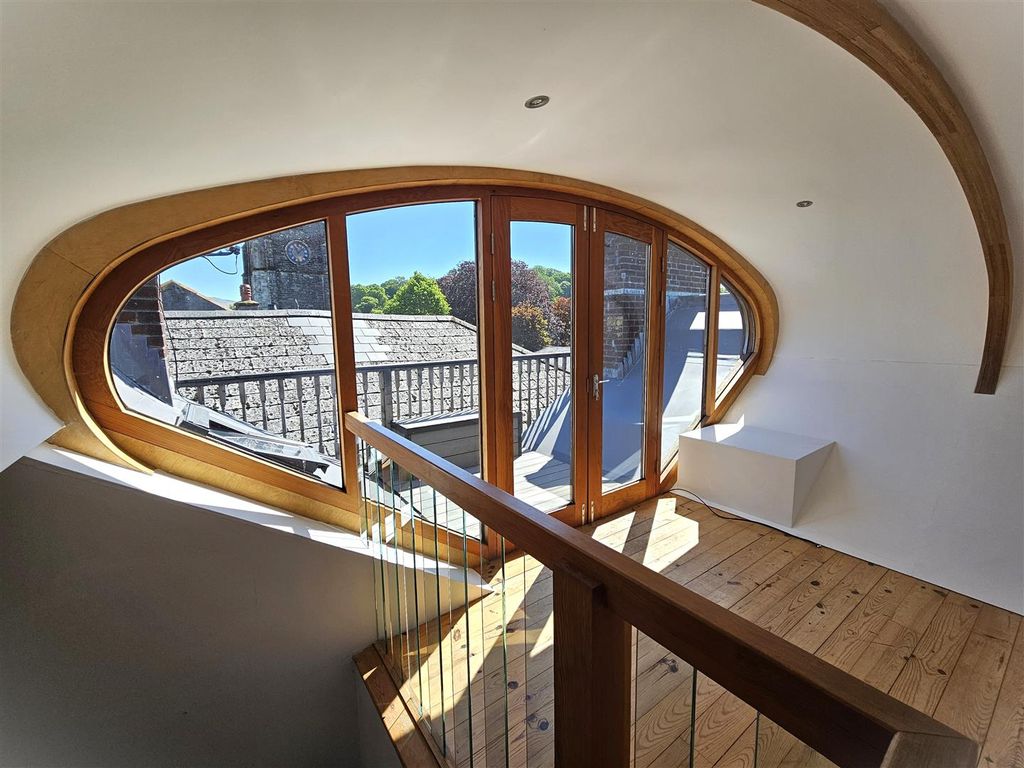 Property photo 2 of 18 Pod Like.Jpg