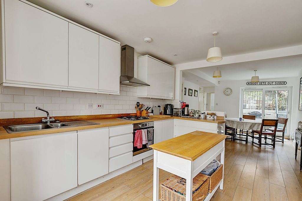 Property photo 3 of 11 Kitchen