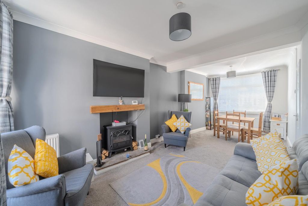 Property photo 1 of 21 2 Cwm Cottage Road-10.Jpg