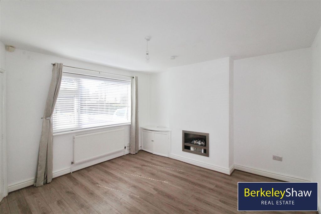 Property photo 2 of 16 Lounge