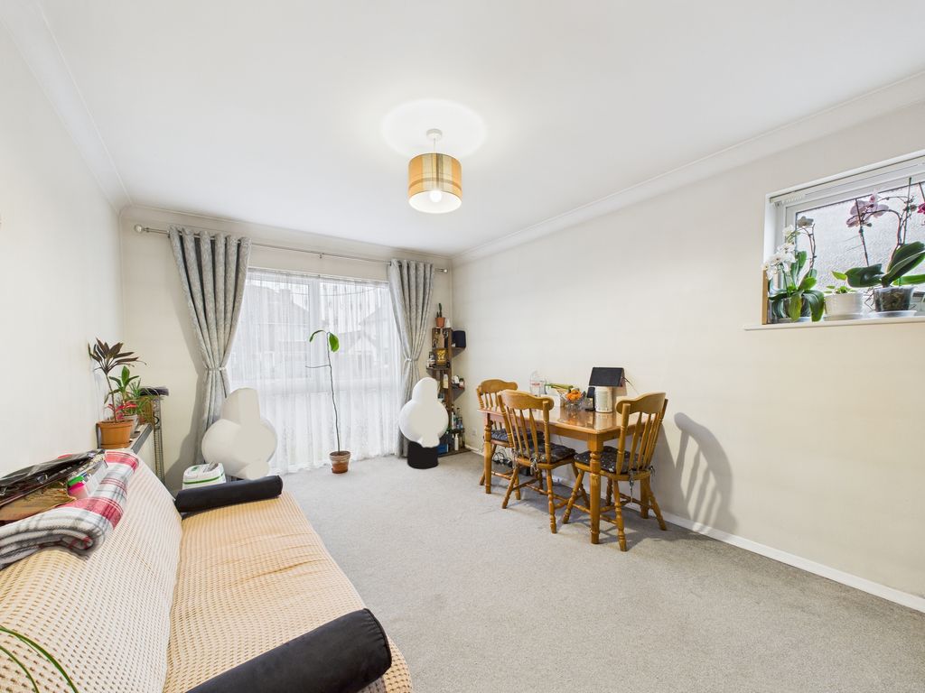 Property photo 3 of 6 Lounge