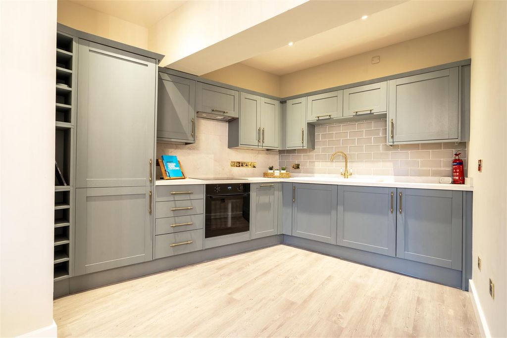Property photo 3 of 8 Kitchen