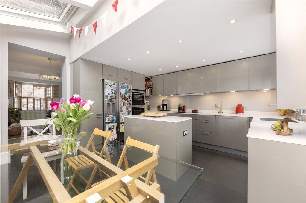 Property photo 3 of 11 Kitchen