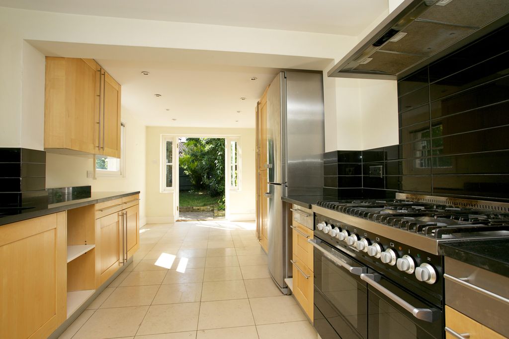 Property photo 3 of 12 Kitchen