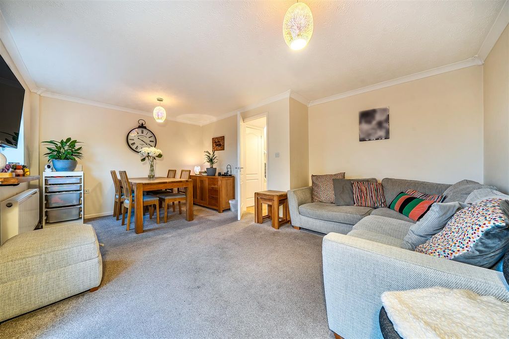 Property photo 3 of 19 Lounge