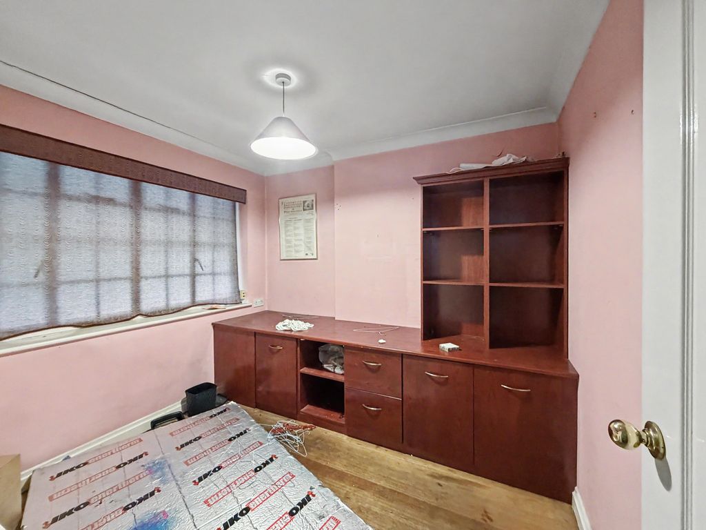Property photo 2 of 22 8 Lyndhurst Rise, Chigwell, Essex, Ig7 5BA