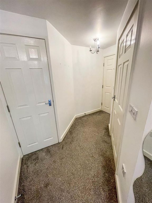 Property photo 3 of 7 Entrance Hall