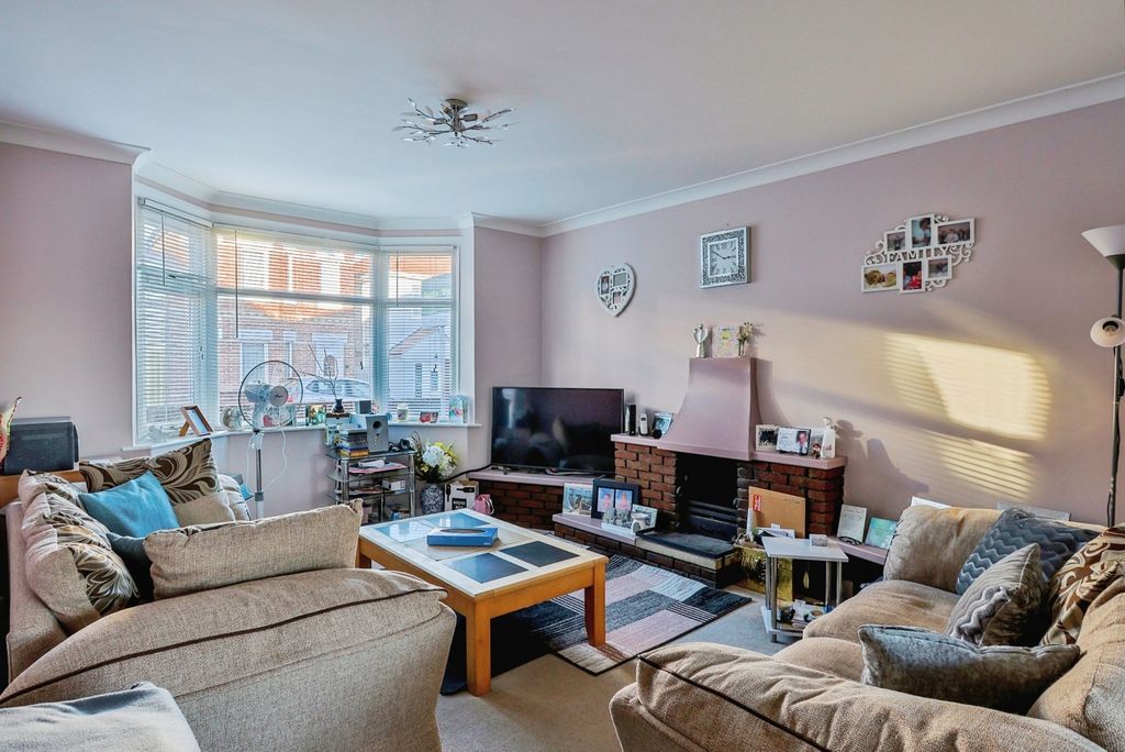 Property photo 3 of 14 Lounge