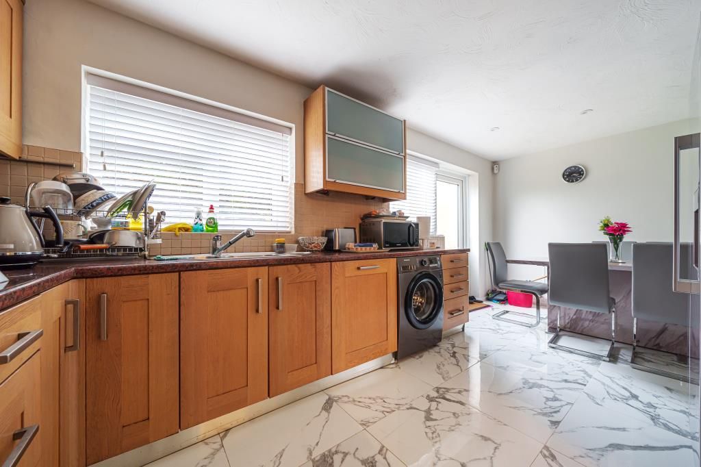 Property photo 3 of 10 Kitchen