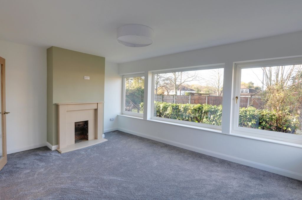 Property photo 2 of 31 Lounge 3