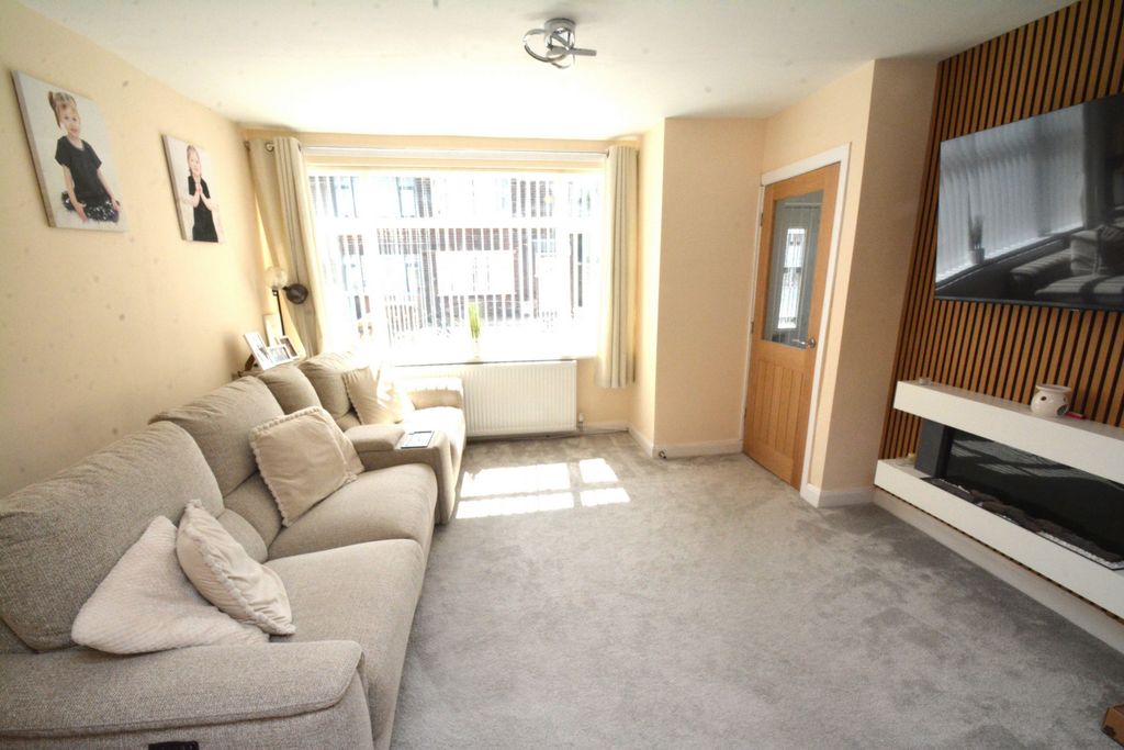 Property photo 3 of 17 Lounge