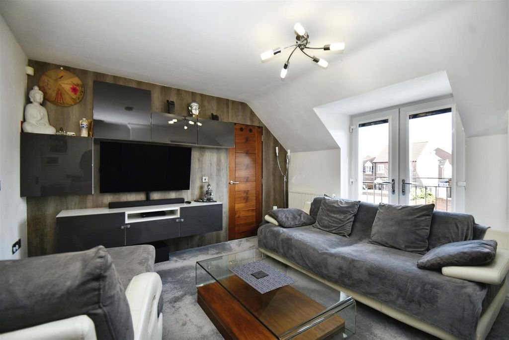Property photo 2 of 17 Lounge