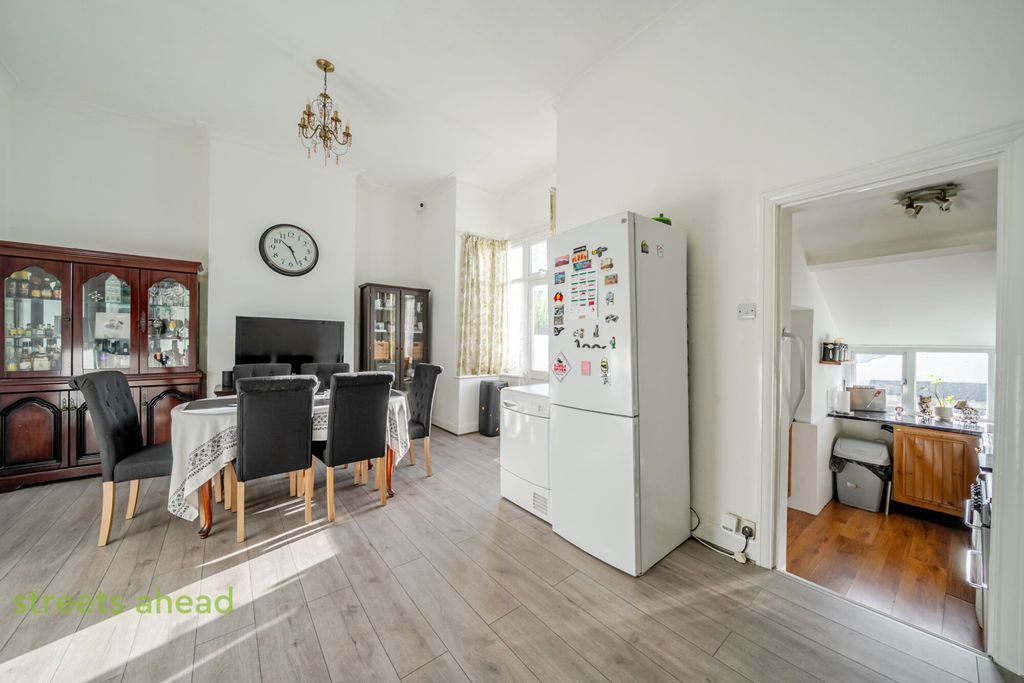 Property photo 3 of 15 873E30F5-E7E0-4Af...