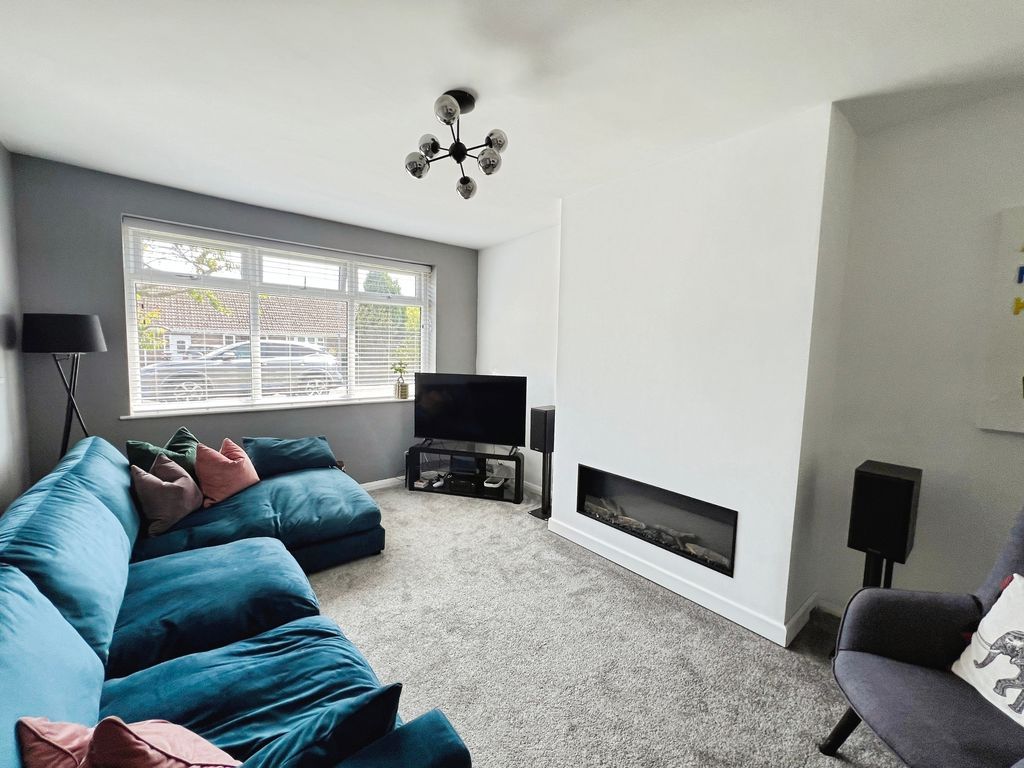 Property photo 3 of 16 Lounge