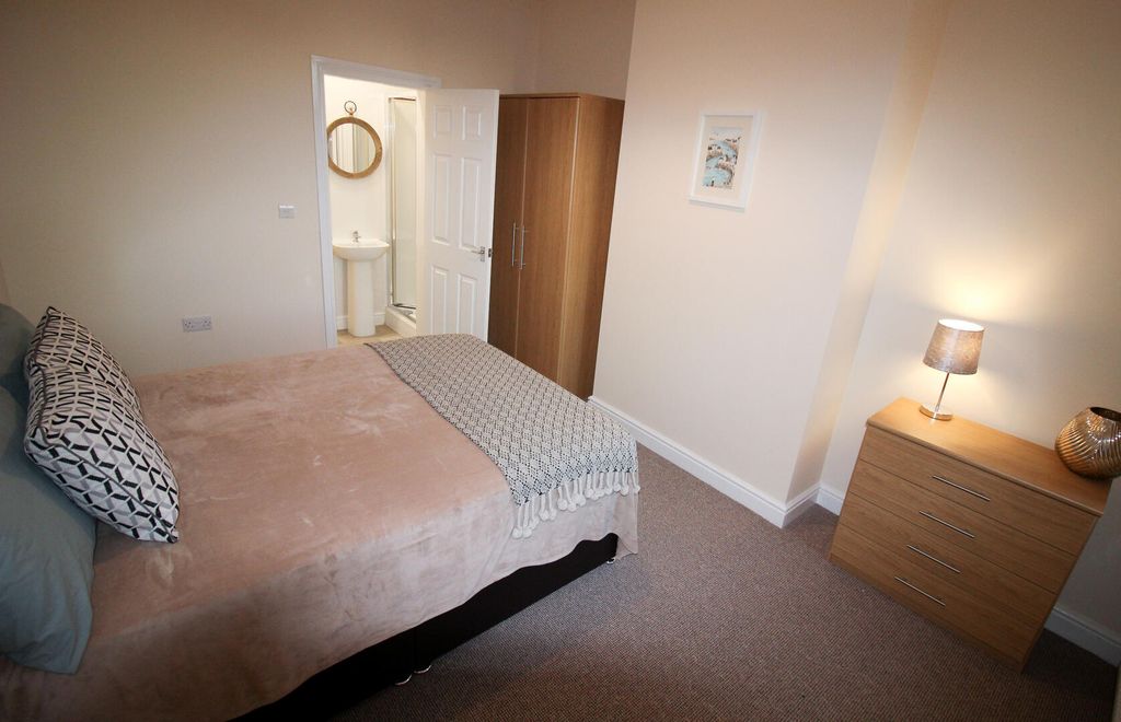 Property photo 1 of 4 Bedroom