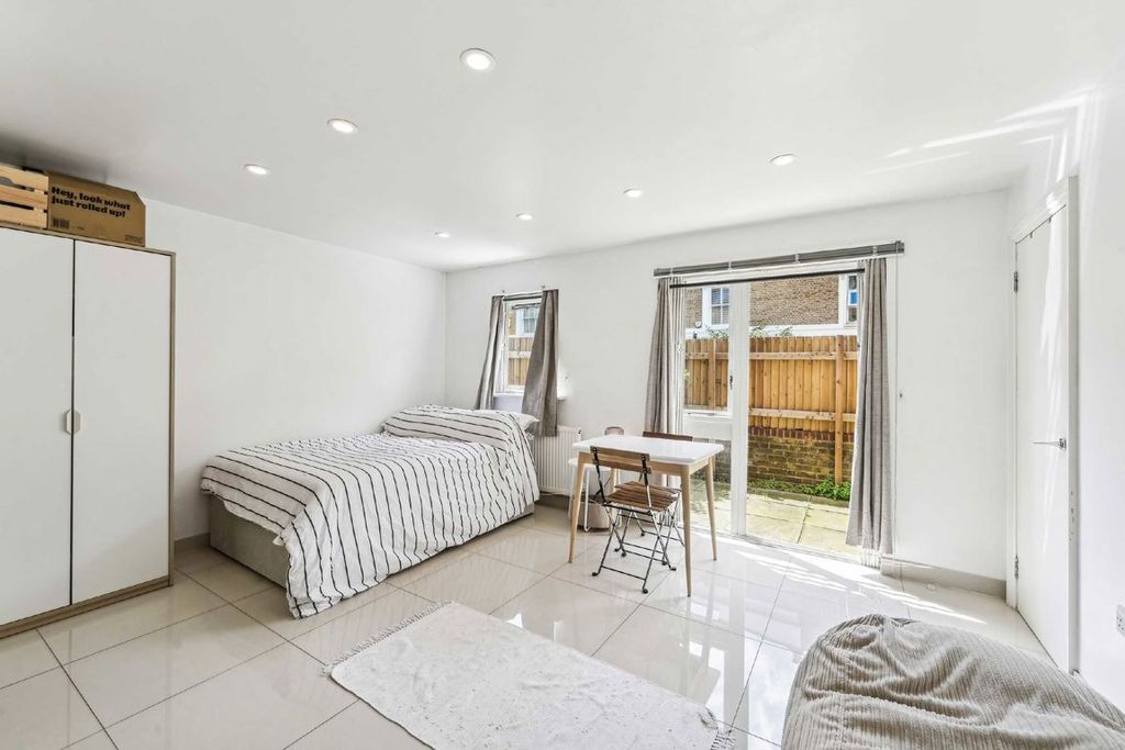 Property photo 1 of 5