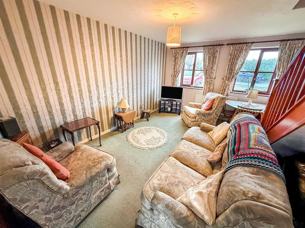 Property photo 3 of 13 Lounge