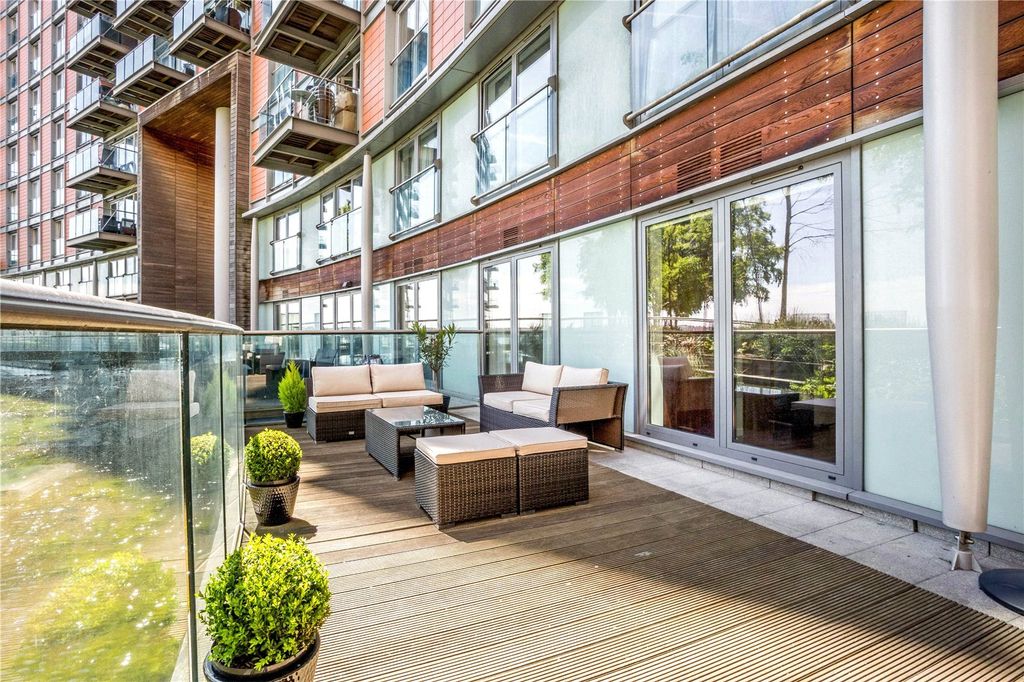 Property photo 2 of 18 Terrace