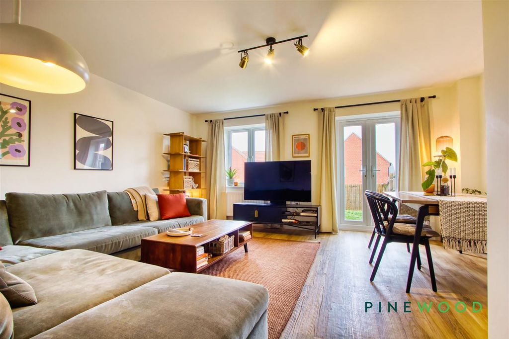 Property photo 3 of 19 Sitting/Dining Room