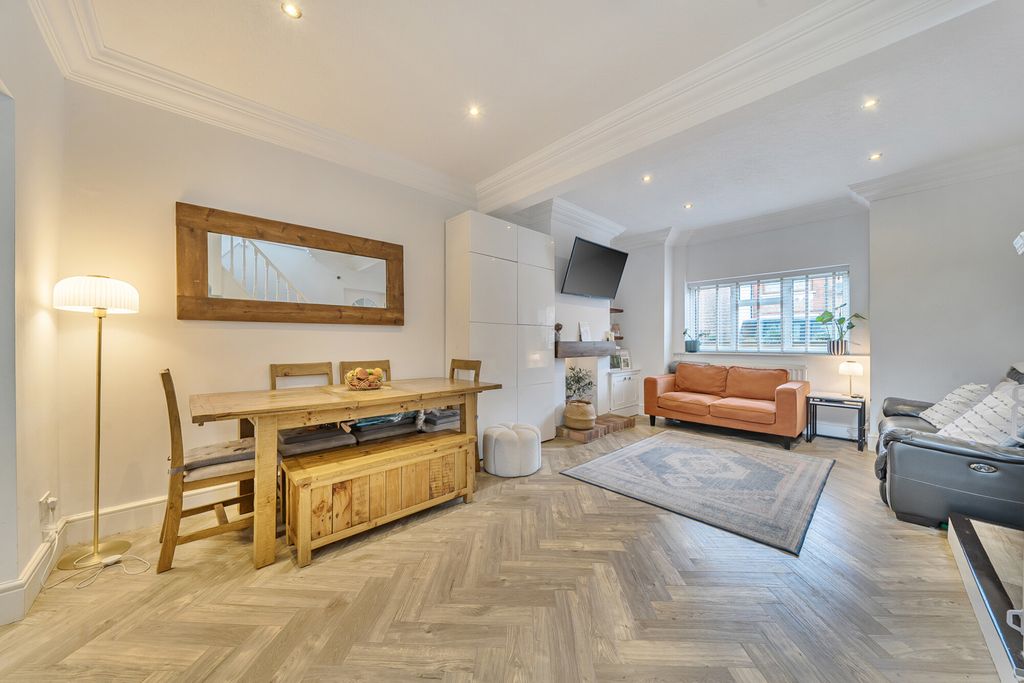 Property photo 1 of 20 Lounge