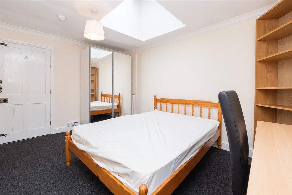 Property photo 2 of 18 Flat-2-57-Queens-Road-Bs8-1Ql-24.Jpg