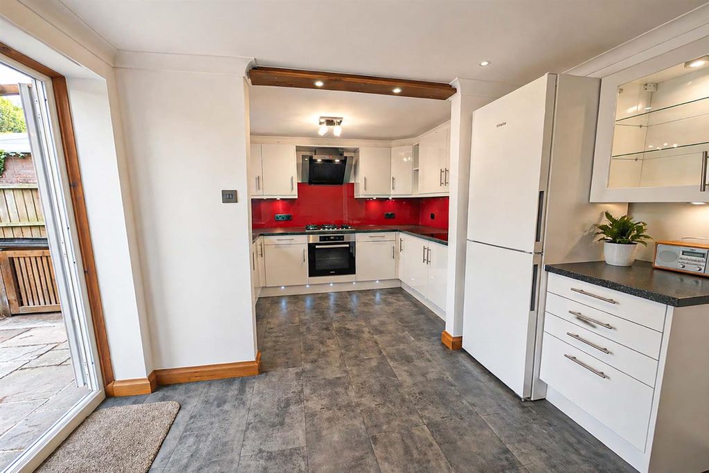 Property photo 3 of 14 File_000000003B987246Be6B1070d6A1B9d1 Kit.Jpg