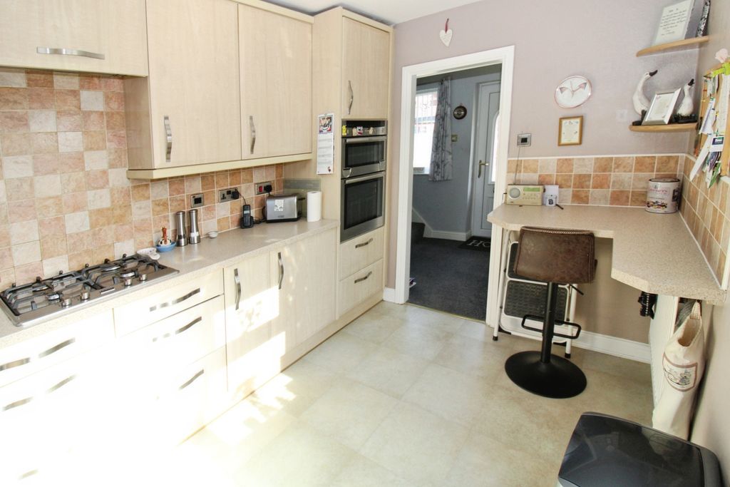 Property photo 3 of 20 Fitted Kitchen