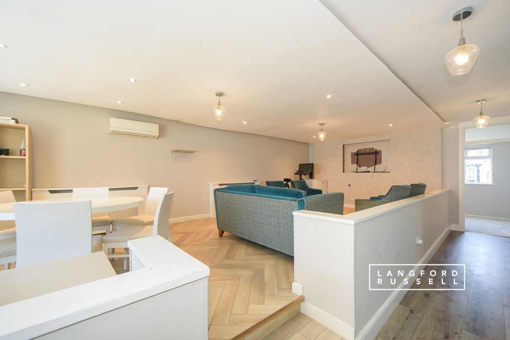 Property photo 1 of 8 Reception