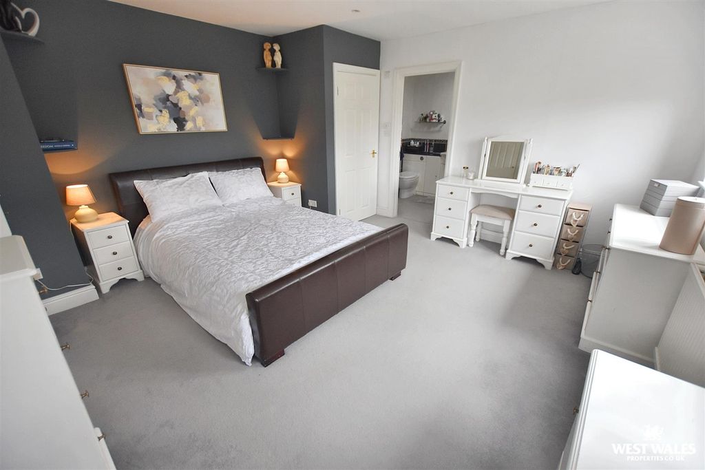 Property photo 3 of 35 4 (2).Jpg