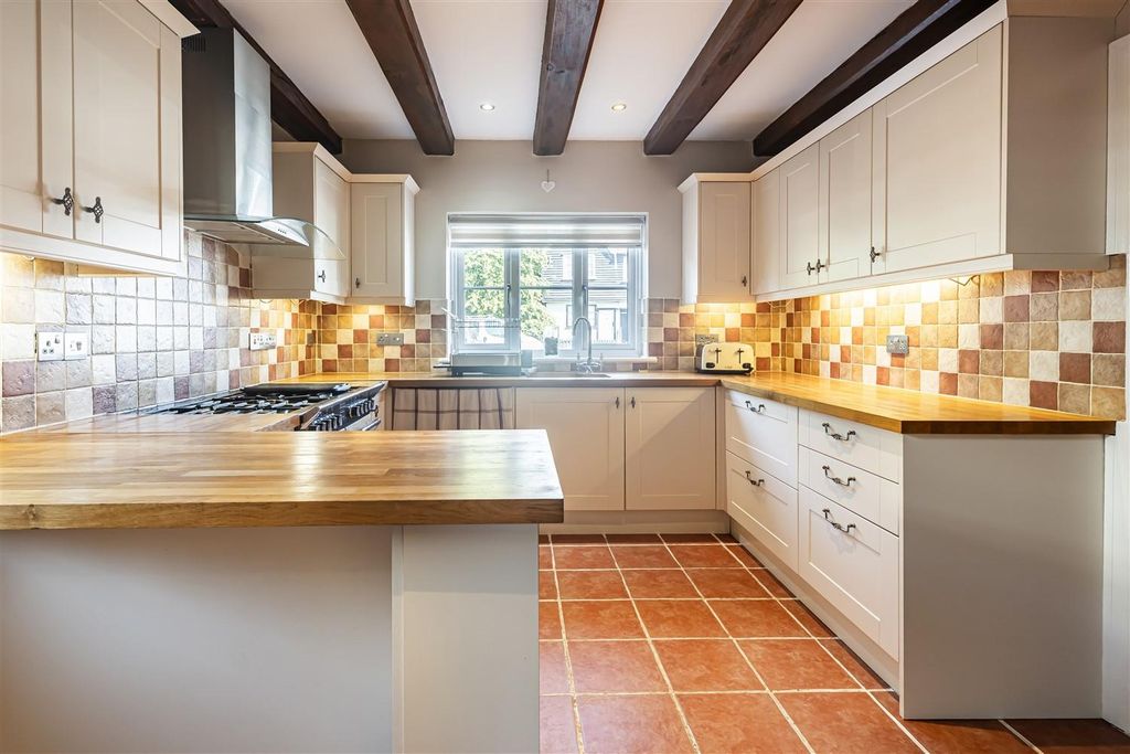 Property photo 3 of 39 The Oaks  Ongar (4).Jpg