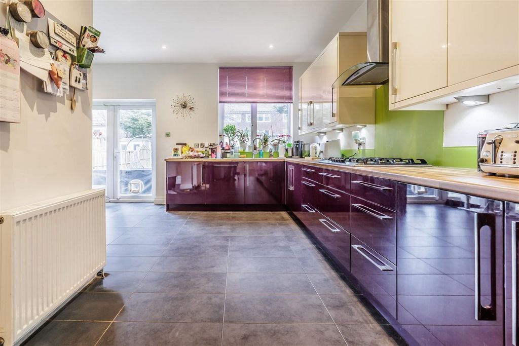 Property photo 2 of 24 35 Hatley Ave (20).Jpg