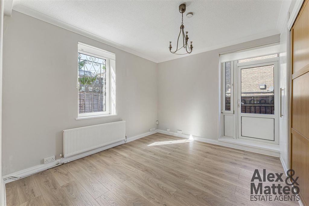 Property photo 2 of 28 Cranbourne House