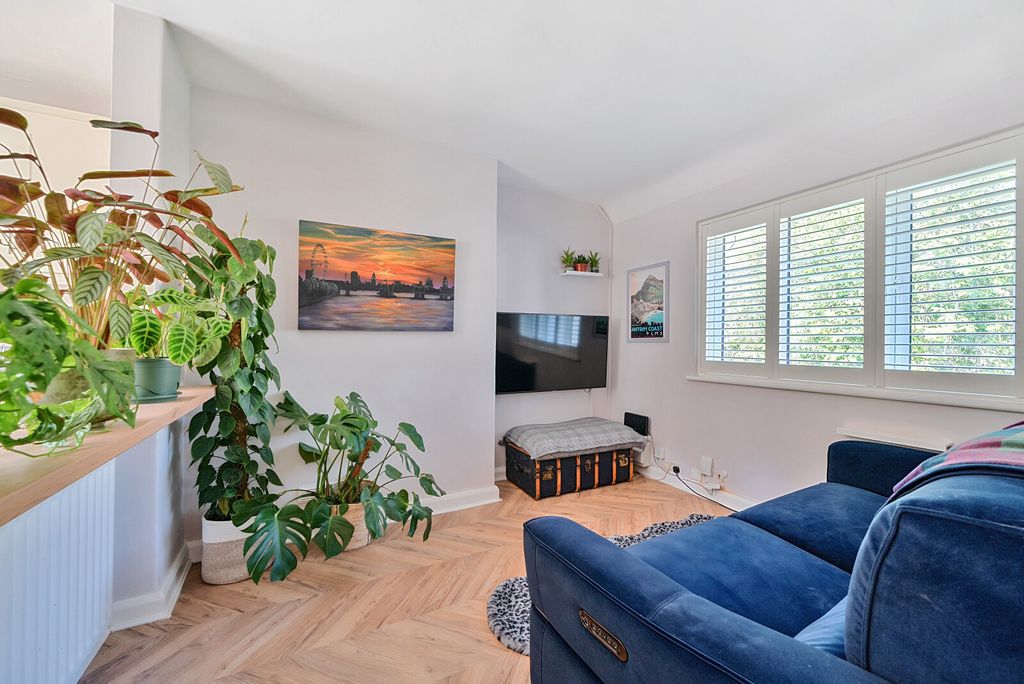 Property photo 2 of 9 6-682388348F0B9-1...