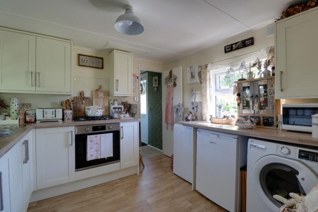Property photo 3 of 11 Kitchen