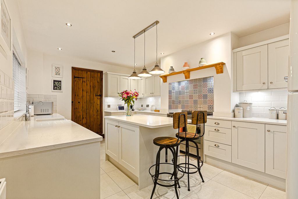 Property photo 3 of 39