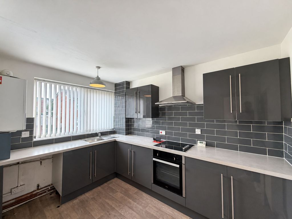 Property photo 3 of 7 Kitchen
