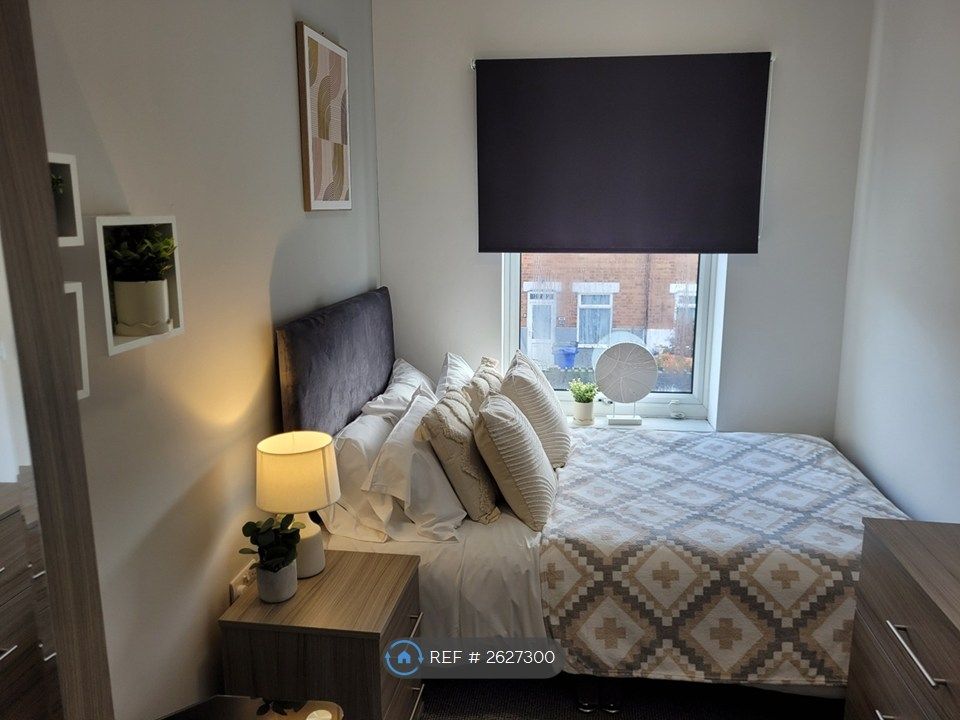 Property photo 3 of 13 Room 5 Bedroom