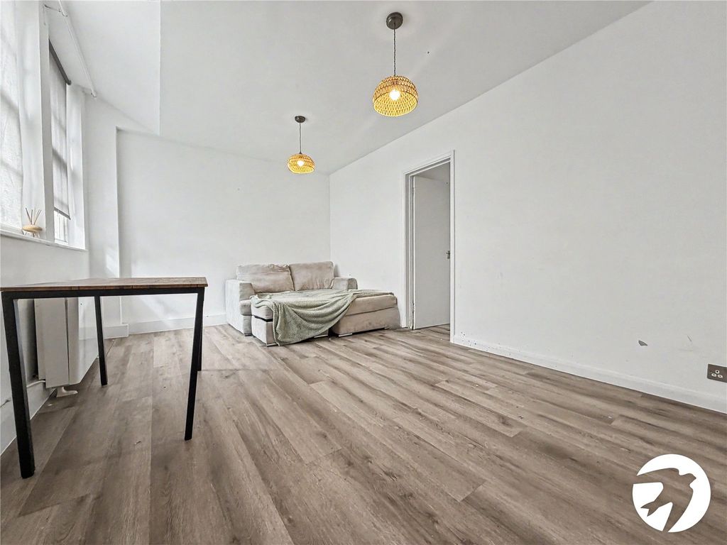 Property photo 3 of 6 Lounge