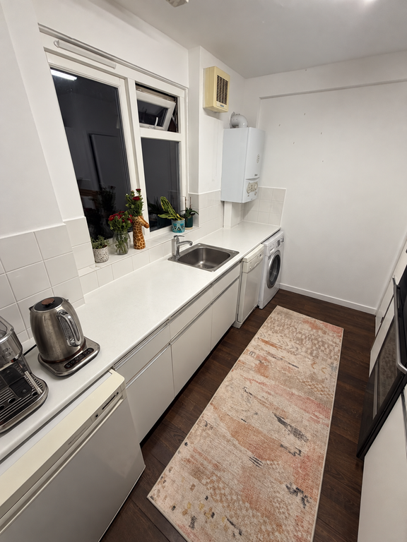 Property photo 3 of 5 Kitchen