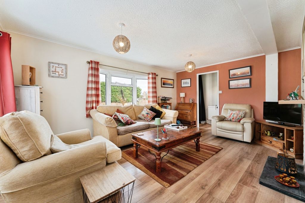 Property photo 2 of 17 Lounge/Dining