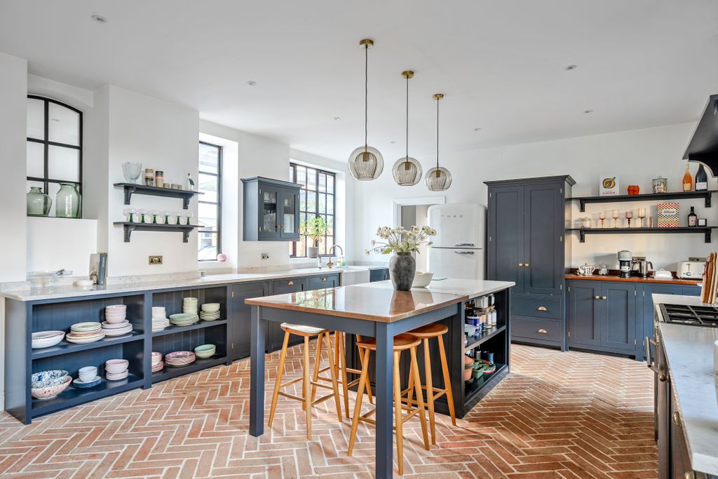 Property photo 3 of 28