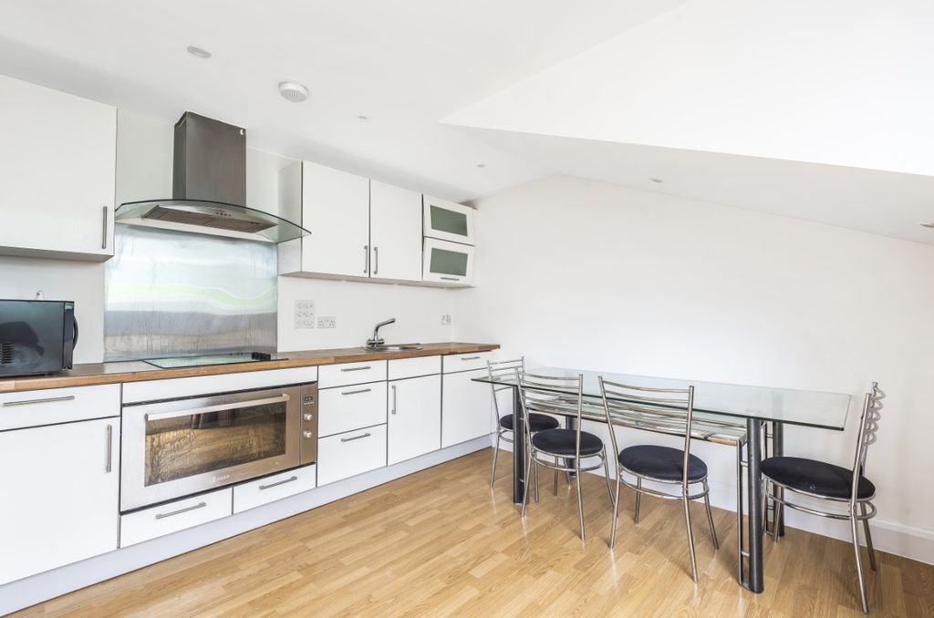 Property photo 3 of 18 Clarenden House (11)