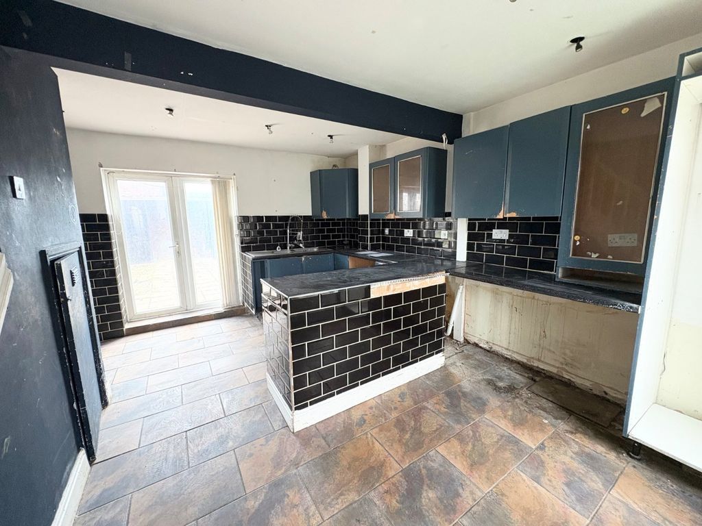 Property photo 2 of 18 Dining Kitchen