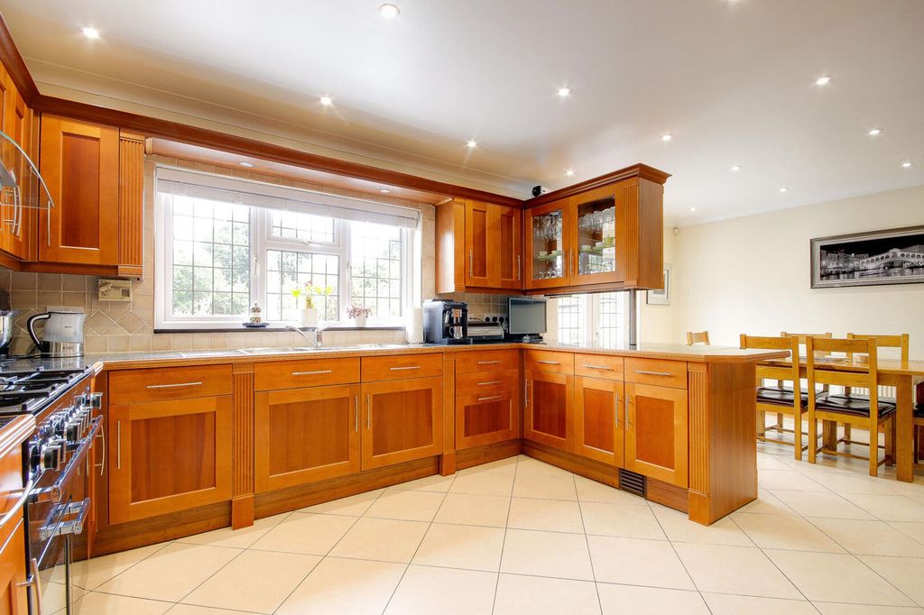 Property photo 2 of 33